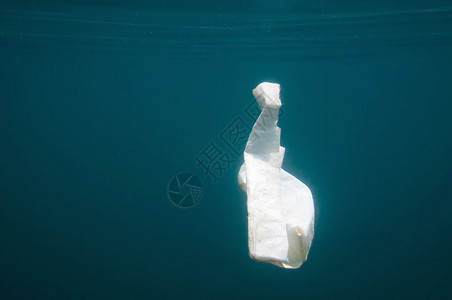 海水下污染和环境概念中的白色塑料袋图片