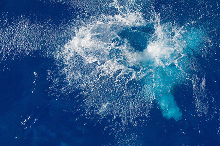 蓝色水面上的大水花自然背景背景图片