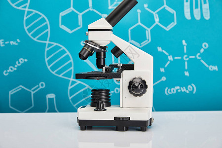 在蓝色背景的显微镜与分子结构背景图片