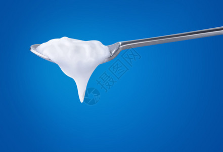 一勺有酸奶的汤匙蓝色背景图片