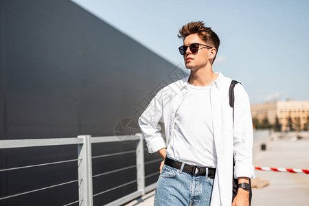 城市年轻时髦男子穿着时尚的白色衣服图片