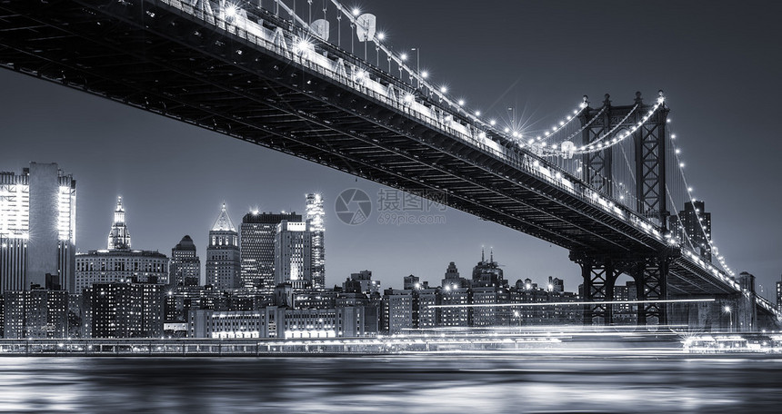曼哈顿天际线和曼哈顿大桥在晚上曼哈顿大桥是一座横跨纽约市东河的悬索桥夜间图像图片