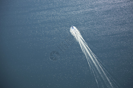 空中看到一艘快艇在湖图片