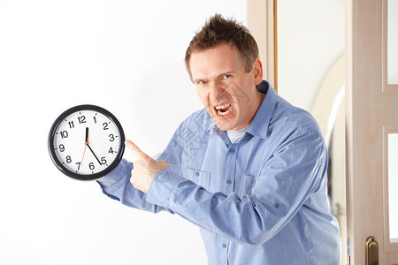 愤怒的男子显示一个钟表图片