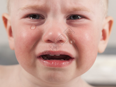 面对婴儿哭泣的眼泪图片
