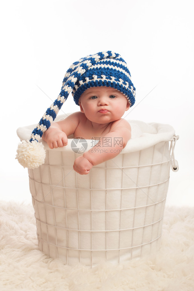 4个月大的男孩戴着长袜帽图片