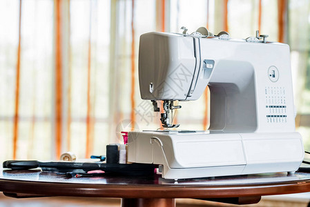 缝纫机剪刀胶带和缝纫机裁缝或裁图片