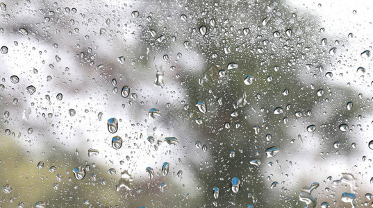 玻璃窗镜玻璃上具有水雨滴透明度的自图片