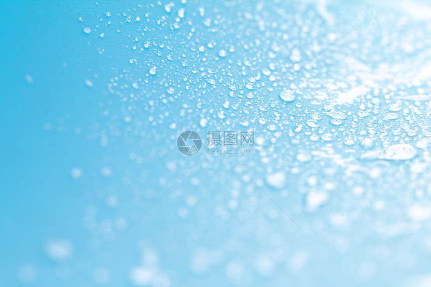 关闭蓝色海绵表面的雨水滴图片