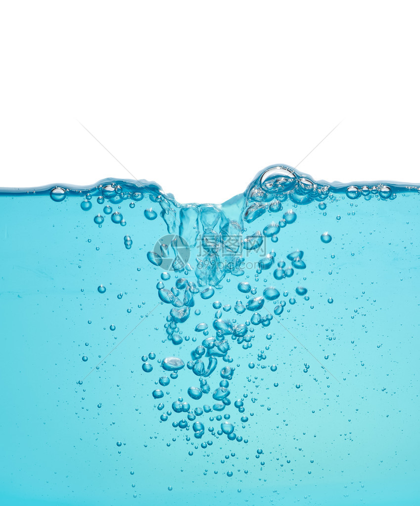 流动的水与孤立的气泡图片