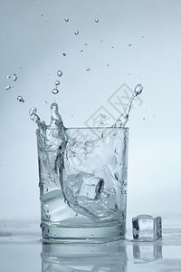 一杯水里的冰块图片