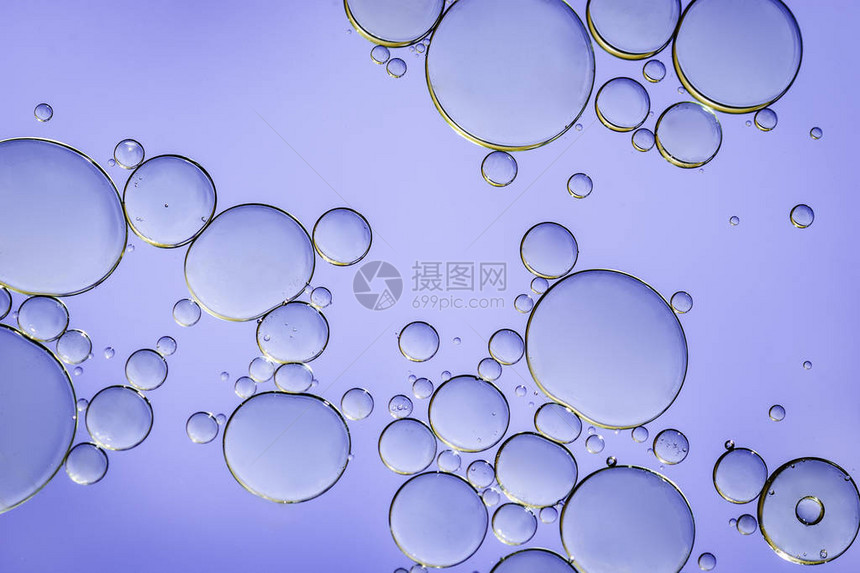 水表面抽象背景蓝色上的油滴图片