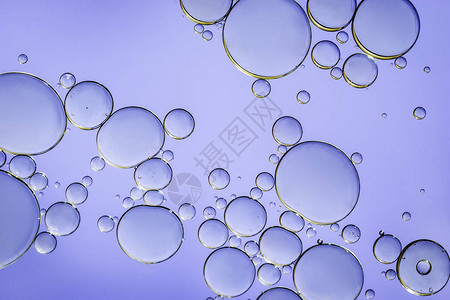 水表面抽象背景蓝色上的油滴图片