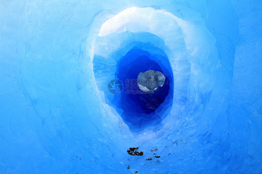 一座冰川隧道在南美巴塔图片