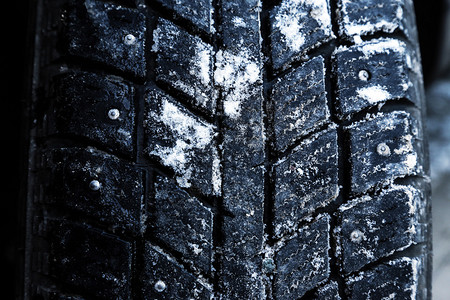 极端寒冷温度下的冬季轮胎图片
