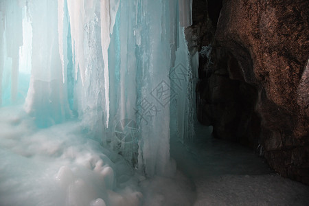 里面结冰的瀑布图片