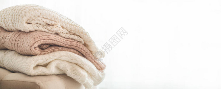 起居室内部一堆编织的毛衣秋冬舒适的概图片