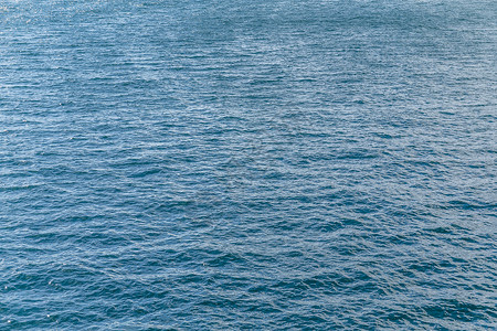 海蓝色表面与波浪图片