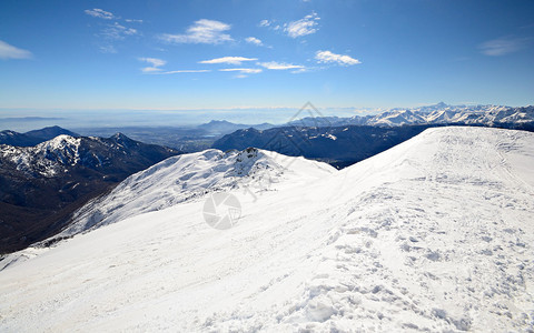 从山顶鸟瞰美妙的高山风景背景是高山图片