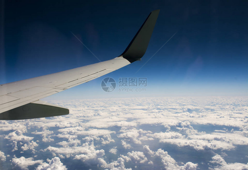 翼飞机和蓝天旅行图片