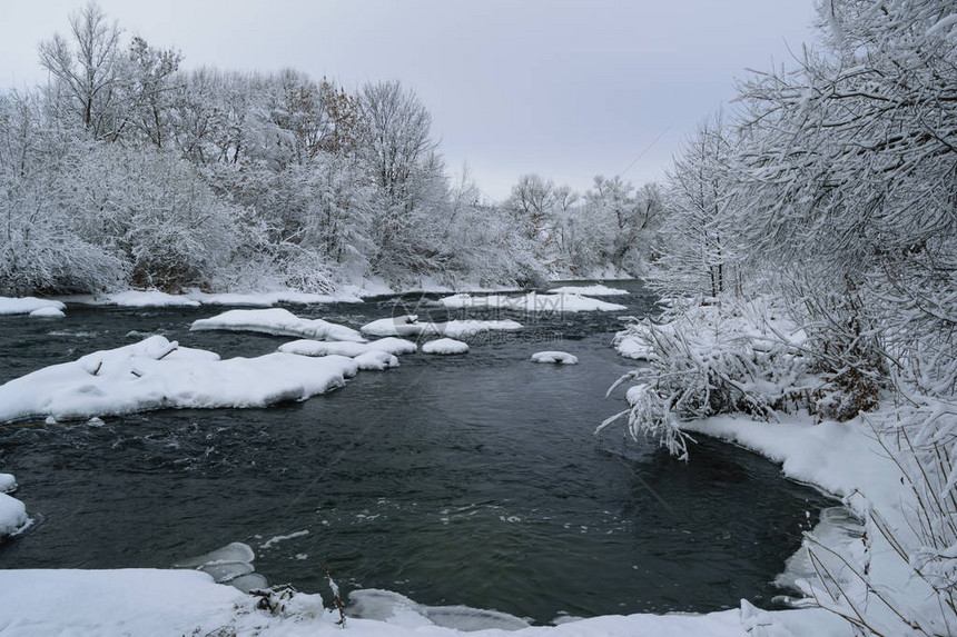 冬季风景在河岸上看到有雪覆图片