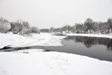初冬河水结冰图片