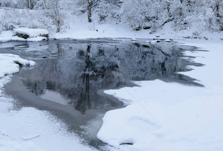 冬季风景在河岸上看到有雪覆图片