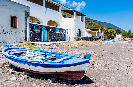 意大利西里廷达里海滩上的渔船和背景中高清图片