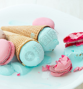 蓝莓冰淇淋白盘上图片