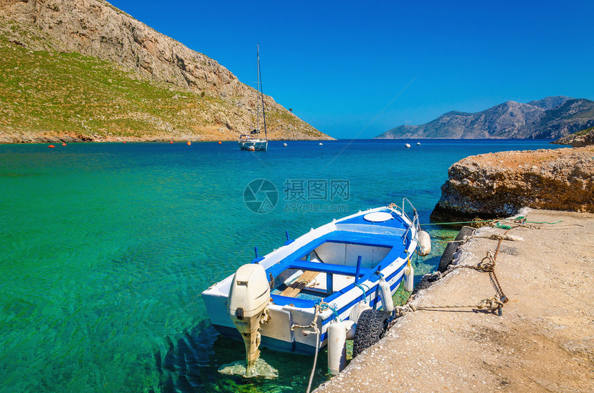 希腊岛湾港口希腊色彩的小型露图片