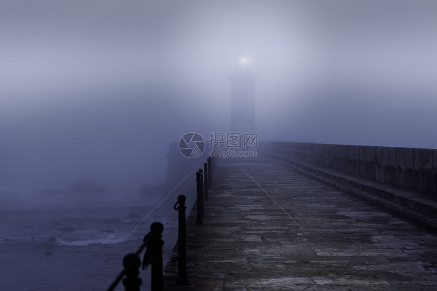 大雾之夜的河口灯塔图片