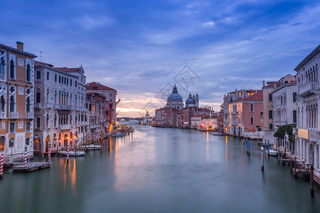 意大利威尼斯建筑和运河之夜的图片视图图片