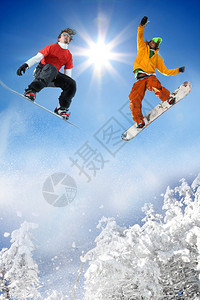 跳跃反对蓝天的滑雪板运动员高清图片