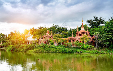 景洪美丽的兰康河和佛教建筑背景