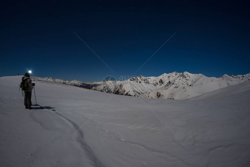 月光照亮的阿尔卑斯山上的雪图片