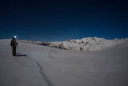 月光照亮的阿尔卑斯山上的雪图片