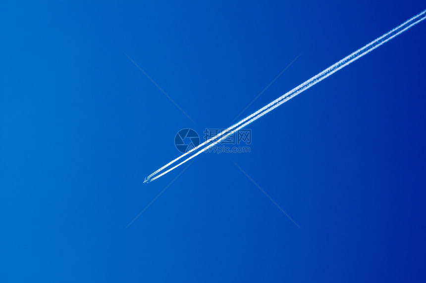 在蓝色天空中飞行机和图片