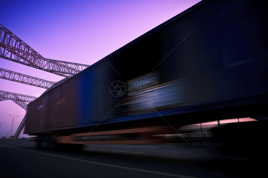 日落时卡车在桥上超速行图片