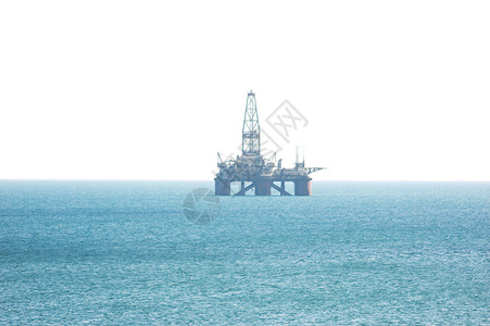 里海石油平台被白色隔离图片