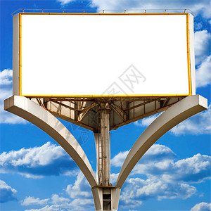 蓝天映衬下的空广告牌背景图片