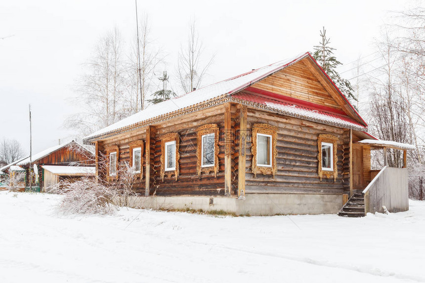 冬天的新村木屋图片