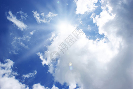 蓝天下的阳光蓬松的白云图片