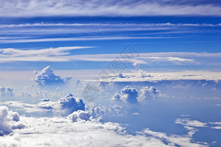 天空上浮肿的白云图片