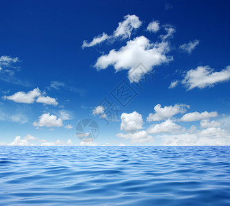 在天空的蓝色海水表面图片