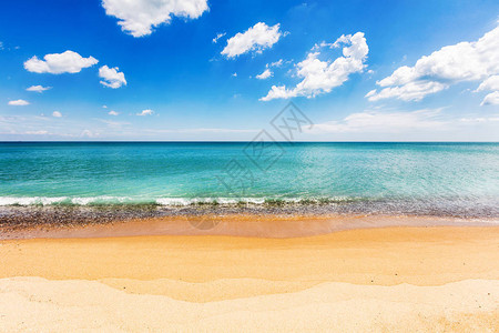 金色沙滩蔚蓝的大海湛蓝的天空图片