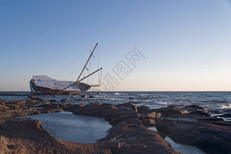一艘帆船在地中海撒丁岛悬崖的图片
