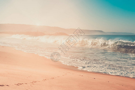 阳光明媚的长沙滩葡萄牙纳扎雷图片