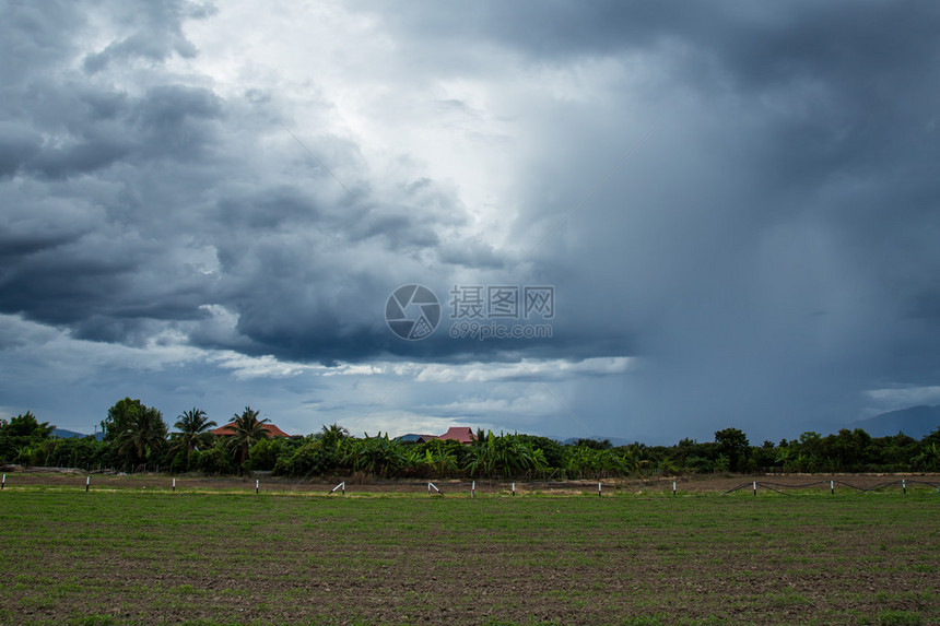 雨季的雨云或N图片