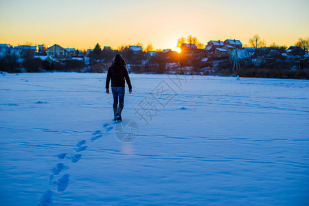 人类在深雪田上行图片