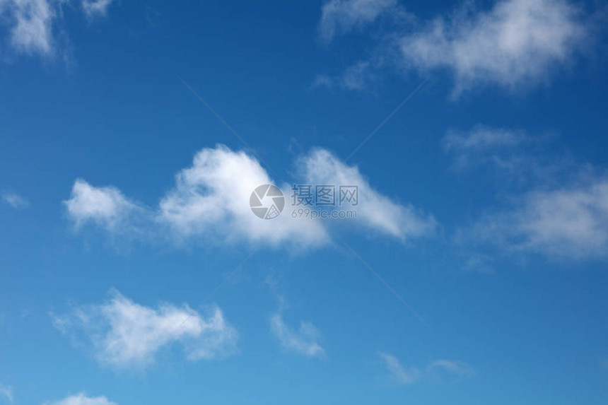 在蓝天的蓬松白云图片